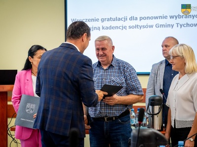 Na zdjęciu Burmistrz Tychowa Robert Falana i Przewodniczący Rady Miejskiej Paweł Kowalski wręczają gratulacje dla sołtysa sołectwa Stare Dębno Panu Marianowi Łupinie.