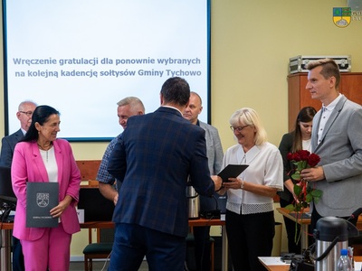 Na zdjęciu Burmistrz Tychowa Robert Falana i Przewodniczący Rady Miejskiej Paweł Kowalski wręczają gratulacje dla sołtysa sołectwa Motarzyn Pani Teresie Jakimiuk.