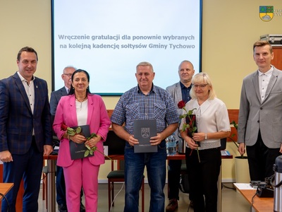 Na zdjęciu Burmistrz Tychowa - Robert Falana, sołtys sołectwa Pobądz - Genowefa Kuczmera, sołtys sołectwa Stare Dębo - Marian Łupina, sołtys sołectwa Motarzyn - Teresa Jakimiuk, Przewodniczący Rady Miejskiej - Paweł Kowalski. 
