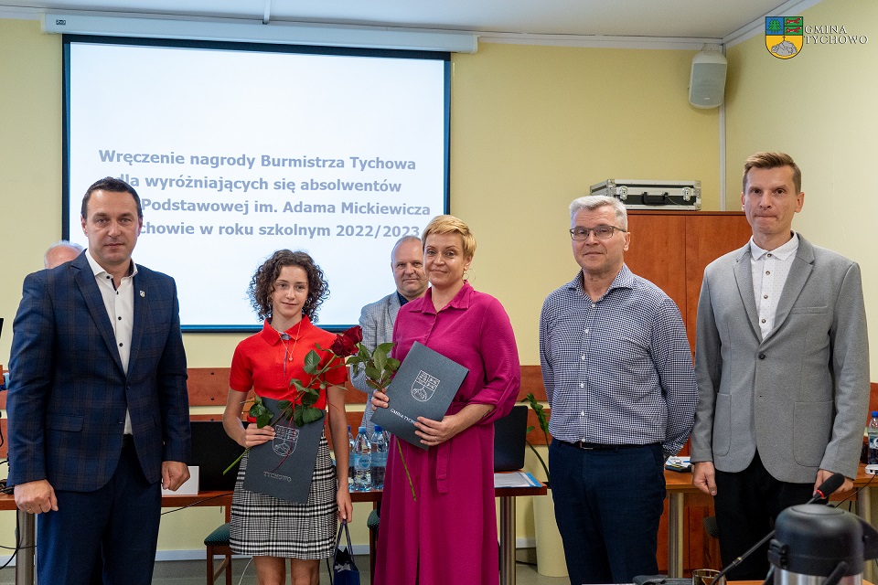 Na zdjęciu: Burmistrz Tychowa Robert Falana, absolwentka SP w Tychowie Zofia Szyderska z mamą, Dyrektor SP w Tychowie Andrzej Kozłowski, Przewodniczący Rady Miejskiej Paweł Kowalski.