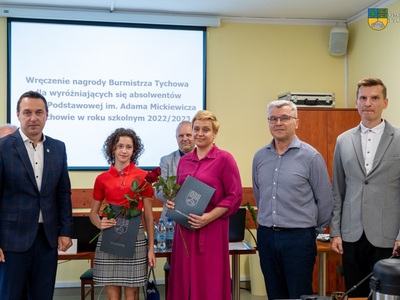 Na zdjęciu: Burmistrz Tychowa Robert Falana, absolwentka SP w Tychowie Zofia Szyderska z mamą, Dyrektor SP w Tychowie Andrzej Kozłowski, Przewodniczący Rady Miejskiej Paweł Kowalski.