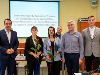 Na zdjęciu: Burmistrz Tychowa Robert Falana, absolwentka SP w Tychowie Martyna Misiak z mamą, Dyrektor SP w Tychowie Andrzej Kozłowski, Przewodniczący Rady Miejskiej Paweł Kowalski.