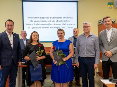 Na zdjęciu: Burmistrz Tychowa Robert Falana, absolwentka SP w Tychowie Aleksandra Żuk z mamą, Dyrektor SP w Tychowie Andrzej Kozłowski, Przewodniczący Rady Miejskiej Paweł Kowalski.