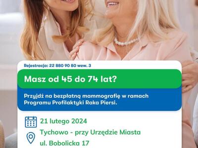 Na zdjęciu widnieją dwie kobiety oraz plansza z treścią ogłoszenia dotyczącego terminu i miejsca mammografii.