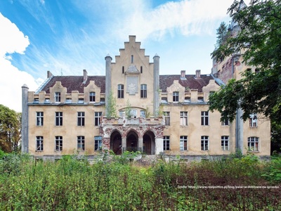 Na zdjęciu widnieje pałac w Dobrowie.   Źródło: https://www.realportico.pl/blog/palac-w-dobrowie-na-sprzedaz