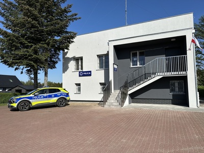 Na zdjęciu widnieje budynek posterunku policji w Tychowie oraz radiowóz.