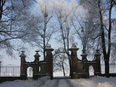 Ugoszcz – zabytkowa brama parkowa.