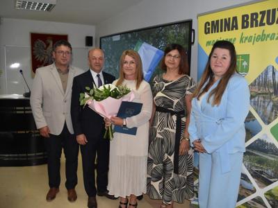 wójt, sekretarz, skarbnik, nowa dyrektor szkoły i przewodniczący rady