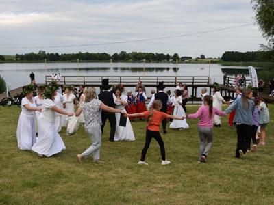 piknik nad jeziorem