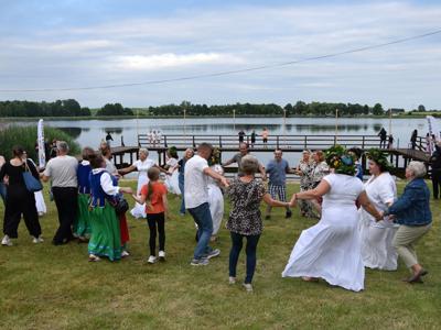 piknik nad jeziorem