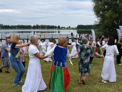 piknik nad jeziorem