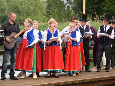 piknik nad jeziorem
