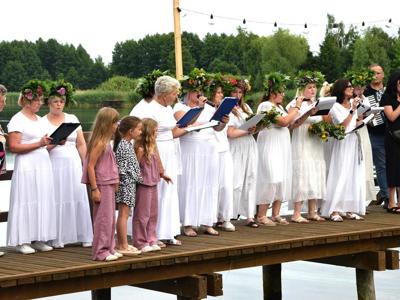 piknik nad jeziorem