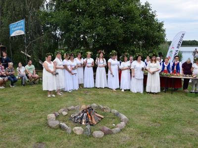 piknik nad jeziorem