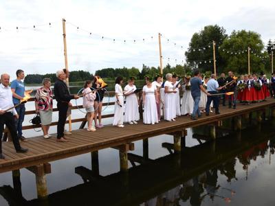 piknik nad jeziorem