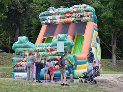 piknik nad jeziorem