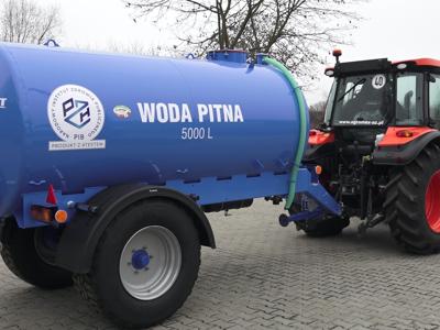 ciągnik i beczkowóz