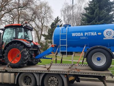 ciągnik i beczkowóz