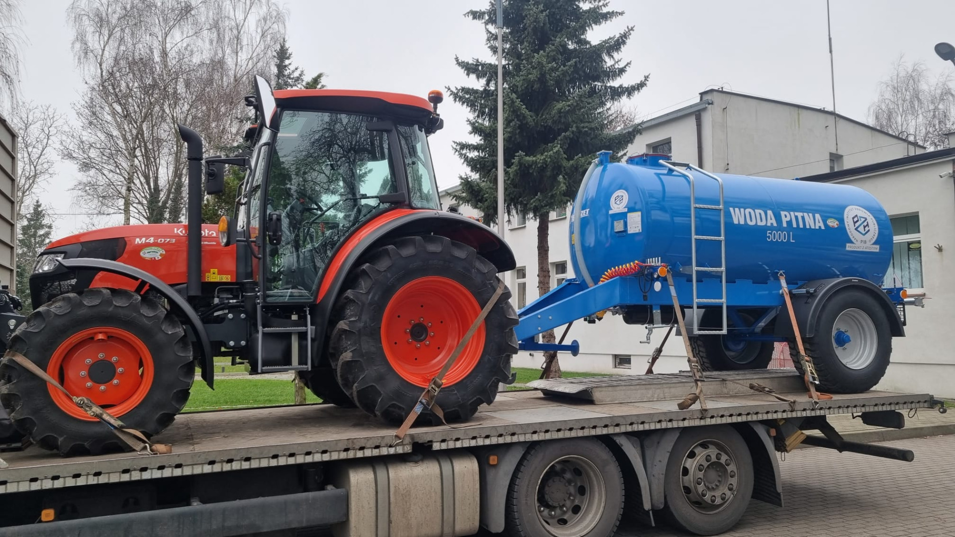 ciągnik i beczkowóz