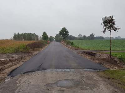 Końcowe prace na drodze Brzuze-Kleszczyn