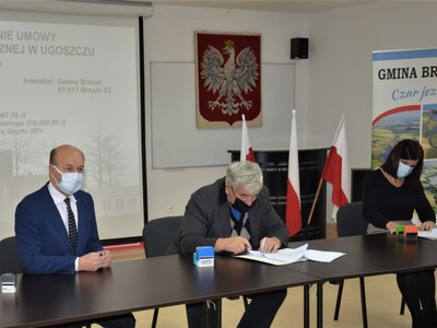 Umowa na budowę sali sportowej w Ugoszczu