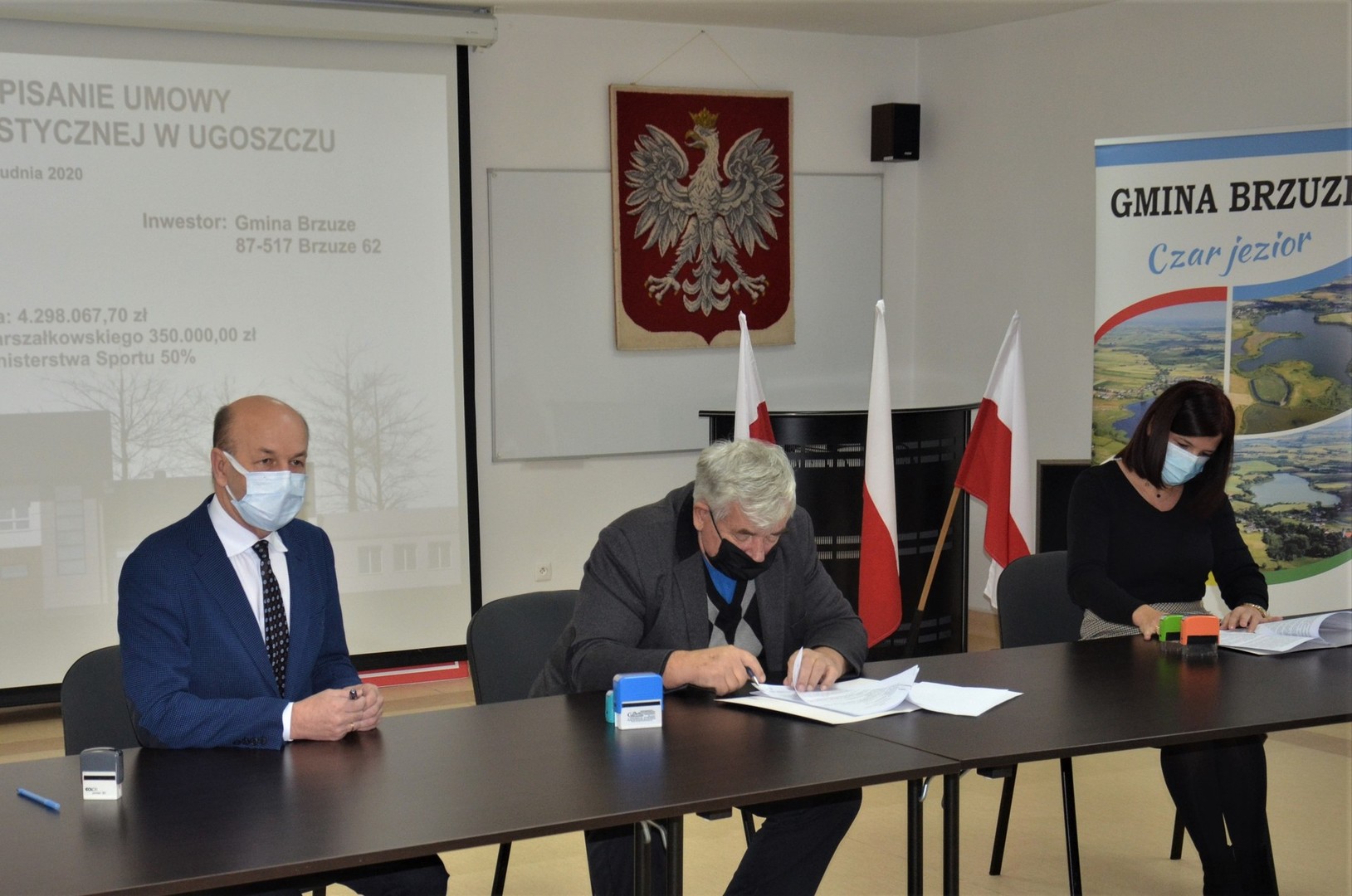 Umowa na budowę sali sportowej w Ugoszczu