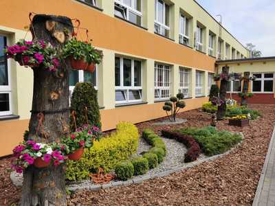 zdjęcie placu przed szkołą