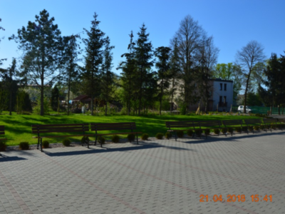 Zdjęcie placu przed budynkiem szkoły