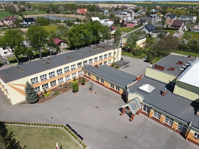 Zdjęcie kompleksu szkoły z lotu ptaka