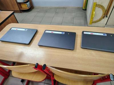zdjecia dot.przekazania szkołom laptopów i tabletów