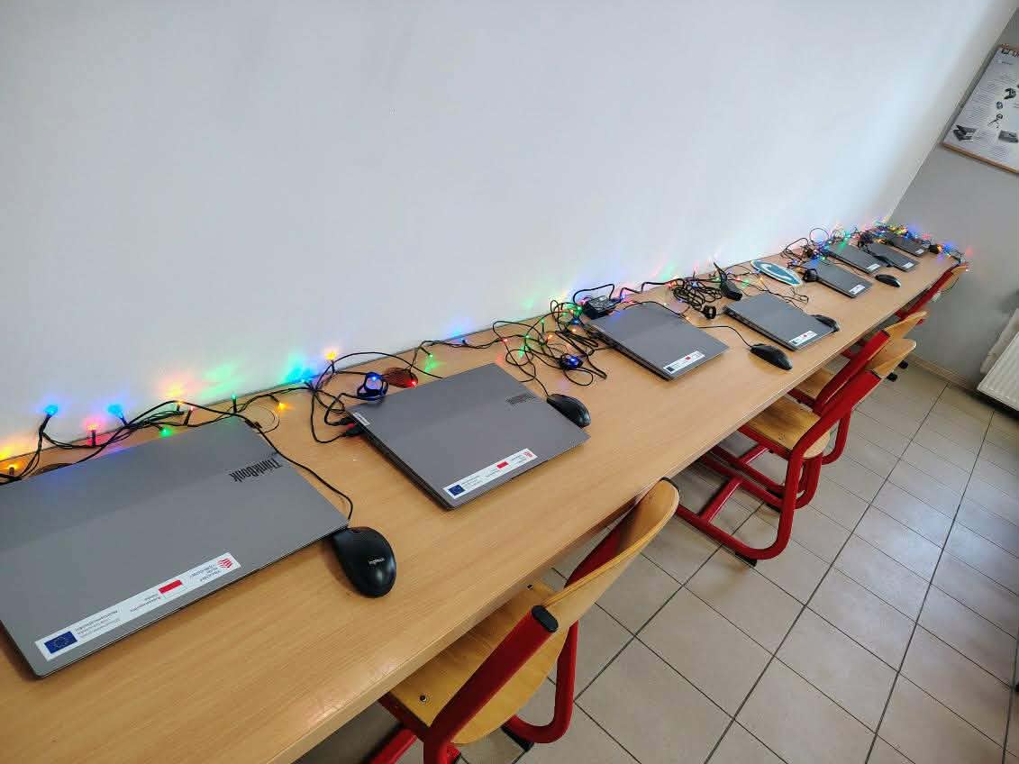 zdjecia dot.przekazania szkołom laptopów i tabletów 