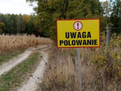 Zdjęcie tablicy ogłoszenie o polowaniu