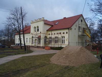 zdjęcie budynku przedszkola w trakcie remontu.