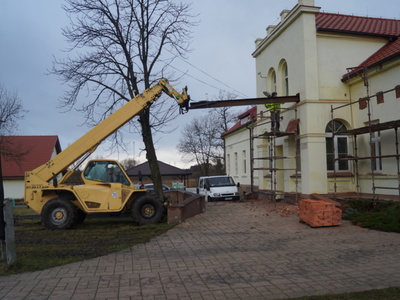 zdjęcie budynku przedszkola w trakcie remontu.