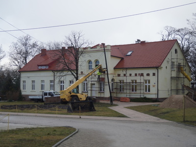 zdjęcie budynku przedszkola w trakcie remontu.