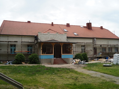 zdjęcie budynku przedszkola w trakcie remontu.