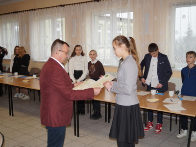 Zdjęcie   z sesji Młodzieżowej Rady Gminy w Dąbrowie.