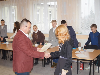 Zdjęcie   z sesji Młodzieżowej Rady Gminy w Dąbrowie.