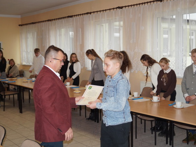 Zdjęcie   z sesji Młodzieżowej Rady Gminy w Dąbrowie.
