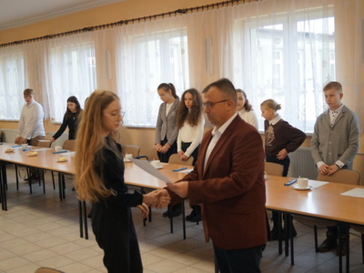 Zdjęcie   z sesji Młodzieżowej Rady Gminy w Dąbrowie.