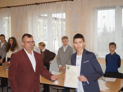Zdjęcie   z sesji Młodzieżowej Rady Gminy w Dąbrowie.