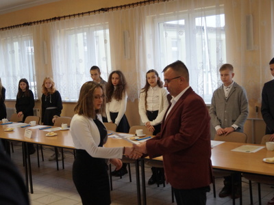 Zdjęcie   z sesji Młodzieżowej Rady Gminy w Dąbrowie.