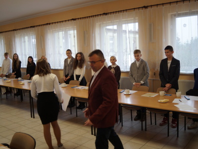 Zdjęcie   z sesji Młodzieżowej Rady Gminy w Dąbrowie.