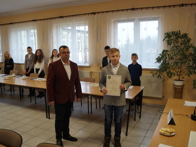 Zdjęcie   z sesji Młodzieżowej Rady Gminy w Dąbrowie.