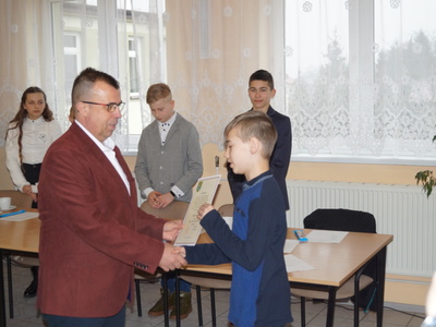 Zdjęcie   z sesji Młodzieżowej Rady Gminy w Dąbrowie.