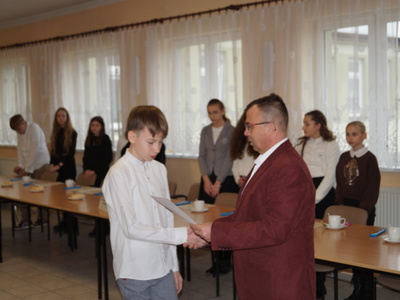 Zdjęcie   z sesji Młodzieżowej Rady Gminy w Dąbrowie.