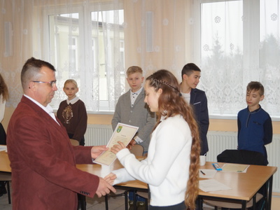 Zdjęcie   z sesji Młodzieżowej Rady Gminy w Dąbrowie.