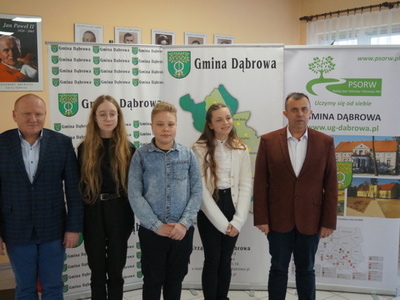 Zdjęcie   z sesji Młodzieżowej Rady Gminy w Dąbrowie.