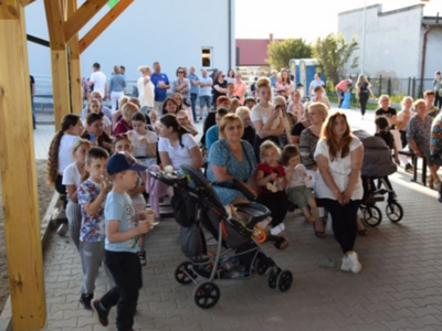 Zdjęcie z uroczystego otwarcia obiektów na ul.Centralnej i festynu w Dąbrowie.
