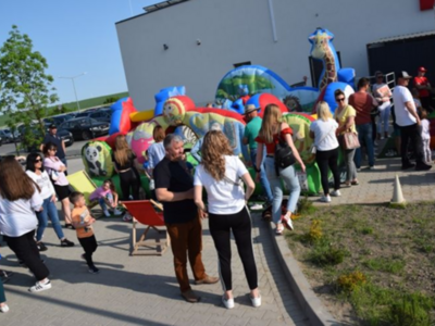 Zdjęcie z uroczystego otwarcia obiektów na ul.Centralnej i festynu w Dąbrowie.